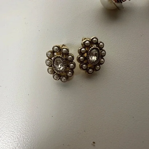 Set of two vintage  clip on earrings - Picture 3 of 6
